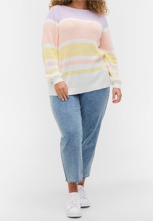 Gebreide trui met pastelstrepen in perzik, geel en lavendel, met een wijde halslijn en een relaxte pasvorm, gecombineerd met lichtblauwe jeans en witte sneakers.