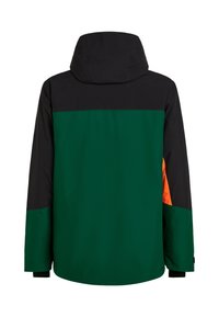 Waterdichte jas met een zwart bovenstuk, een groene body en een oranje accent aan de zijkant. Inclusief een capuchon en lange mouwen.