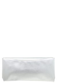 Stříbrná metalická kosmetická taštička s hladkým povrchem, obdélníkovým tvarem a zipem nahoře, s minimalistickým designem.