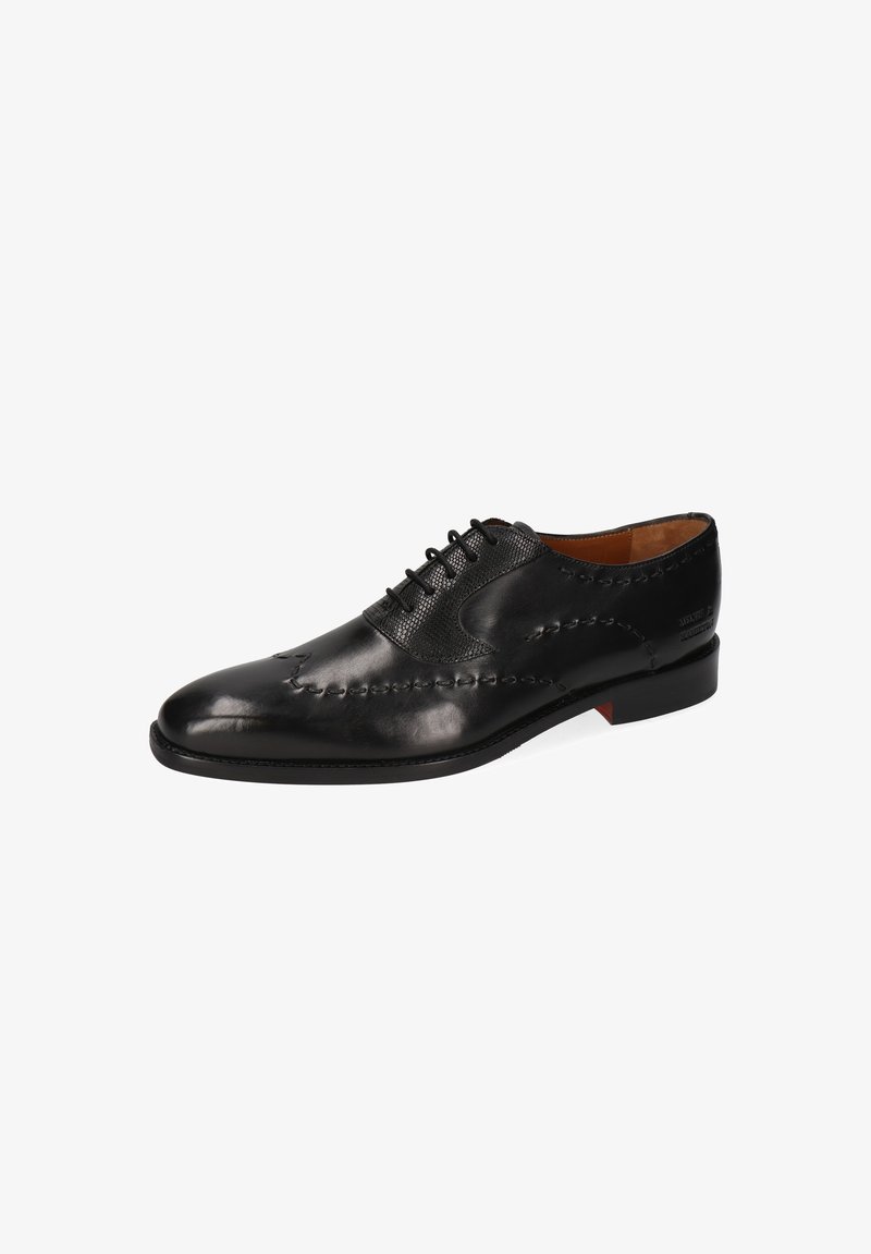 Scarpa da uomo elegante in pelle nera con dettagli brogue, chiusura con lacci e tacco basso su sfondo bianco.