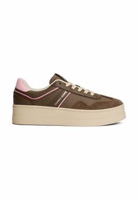 Baskets brunes avec une pointe en daim texturé, semelle crème, accents roses et logo sur le côté. Caractéristiques de forme arrondie et de design à lacets.