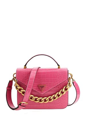 Różowa torebka o fakturze krokodyla, z górnym uchwytem, regulowanym paskiem na ramię oraz masywnym złotym łańcuchem jako akcentem, ozdobiona trójkątnym logo Guess.
