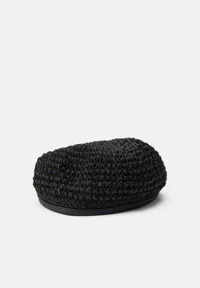 Pochette tissée noire présentant une forme arrondie, une surface texturée et une base noire lisse. Pas de matériel ou d'ornements visibles.