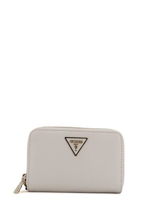 Portafoglio in ecopelle bianca con superficie strutturata, chiusura con zip e una placca logo triangolare dorata sul fronte.