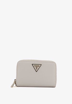 Portafoglio in ecopelle bianca con superficie strutturata, chiusura con zip e una placca logo triangolare dorata sul fronte.