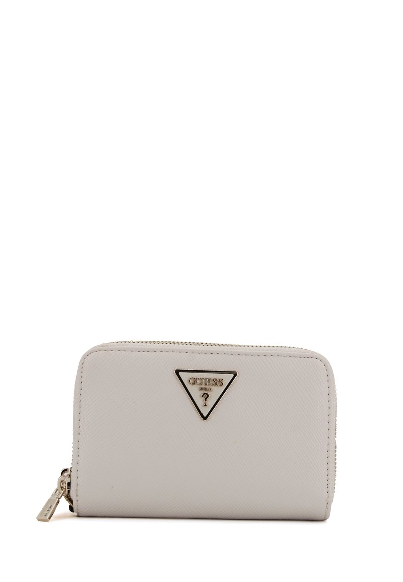 Portafoglio in ecopelle bianca con superficie strutturata, chiusura con zip e una placca logo triangolare dorata sul fronte.