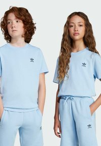 Hellblaue Baumwoll-T-Shirts und Shorts mit gesticktem schwarzem Adidas-Logo. Lockerer Sitz, Rundhalsausschnitt, glatte Textur, lässige Freizeitkleidung.