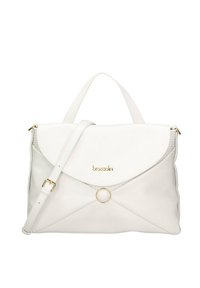Sac à main synthétique blanc avec un rabat courbé, des finitions dorées et une bandoulière réglable. Il comporte un accent texturé et un détail de fermoir circulaire.