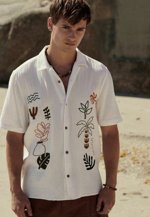 EMBROIDERED SHORT SLEEVE WITH COLLAR  REGULAR FIT - Vapaa-ajan kauluspaita - white