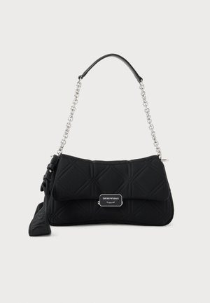 Sort quiltet skuldertaske med sølvkæde og Emporio Armani logo på frontklappen.