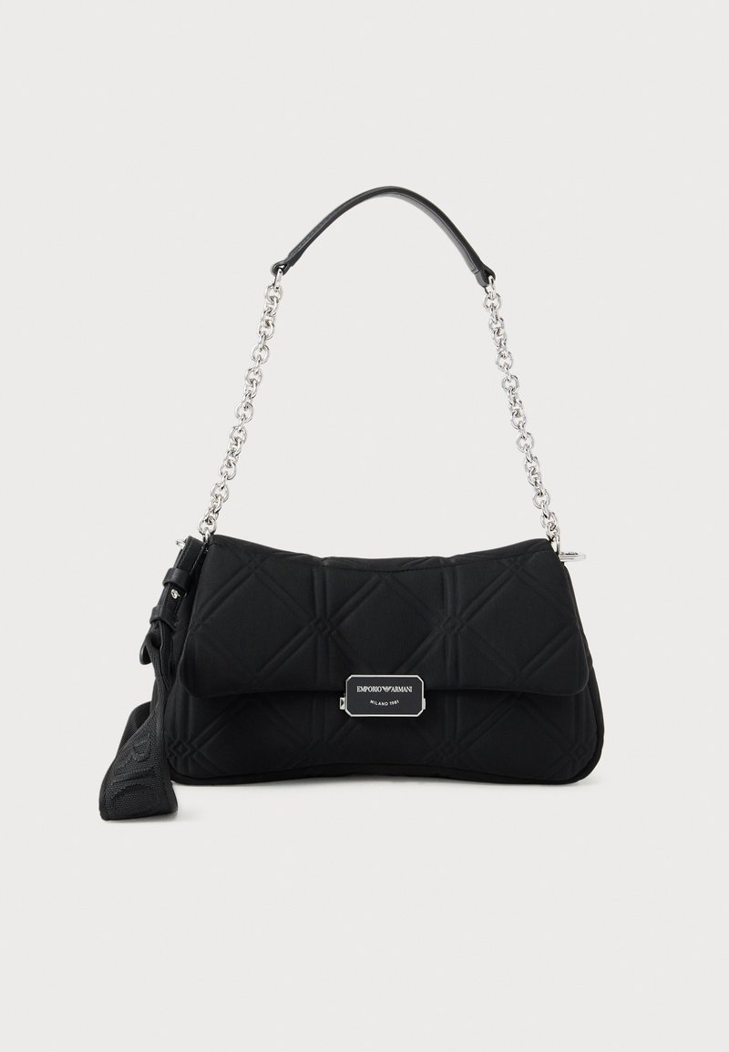 Μαύρη καπιτονέ τσάντα ώμου με αλυσίδα ασημί λουράκι και πλακέτα λογότυπου Emporio Armani στην μπροστινή πτερύγιο.