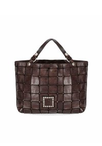 Borsa tote in pelle marrone con un motivo intrecciato, due manici superiori e un accento quadrato decorativo con dettagli in borchie sul davanti.