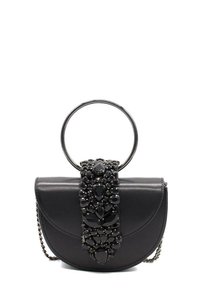 Czarna skórzana torebka o półkolistym kształcie, zdobiona okrągłym uchwytem w formie pierścienia i kwiatowym wzorem z koralików na przedniej stronie.
