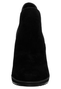 Bota negra de tobillo hecha de ante, con una textura suave, puntera redondeada y una suela baja y plana. Diseño sencillo sin detalles destacados.