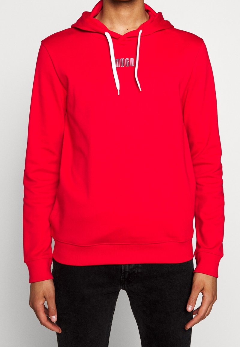 Sudadera con capucha roja, hecha de tela suave, con un bolsillo frontal, puños acanalados y un logo blanco en el pecho.