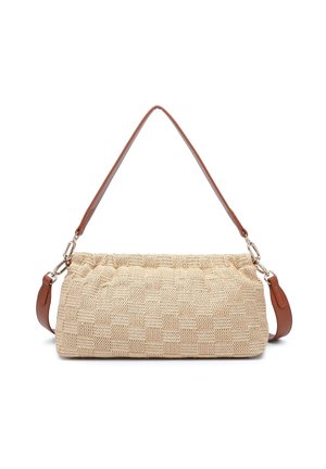 Beige geweven rechthoekige handtas met een geruit patroon, een geplooide bovenkant en een afneembare bruine leren schouderriem met metalen sluitingen.