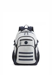 Rugzak met een witte body en marineblauwe accenten, meerdere vakken, verstelbare banden, duurzaam materiaal en horizontale banddetails aan de voorkant.