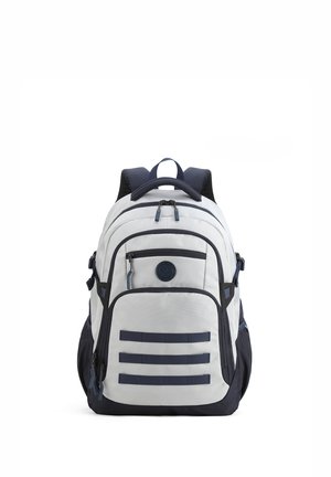 Zaino con corpo bianco e accenti blu navy, numerosi scomparti, spallacci regolabili, tessuto resistente e dettagli a strisce orizzontali sul davanti.