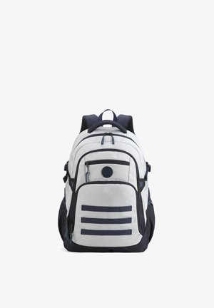 Zaino con corpo bianco e accenti blu navy, numerosi scomparti, spallacci regolabili, tessuto resistente e dettagli a strisce orizzontali sul davanti.