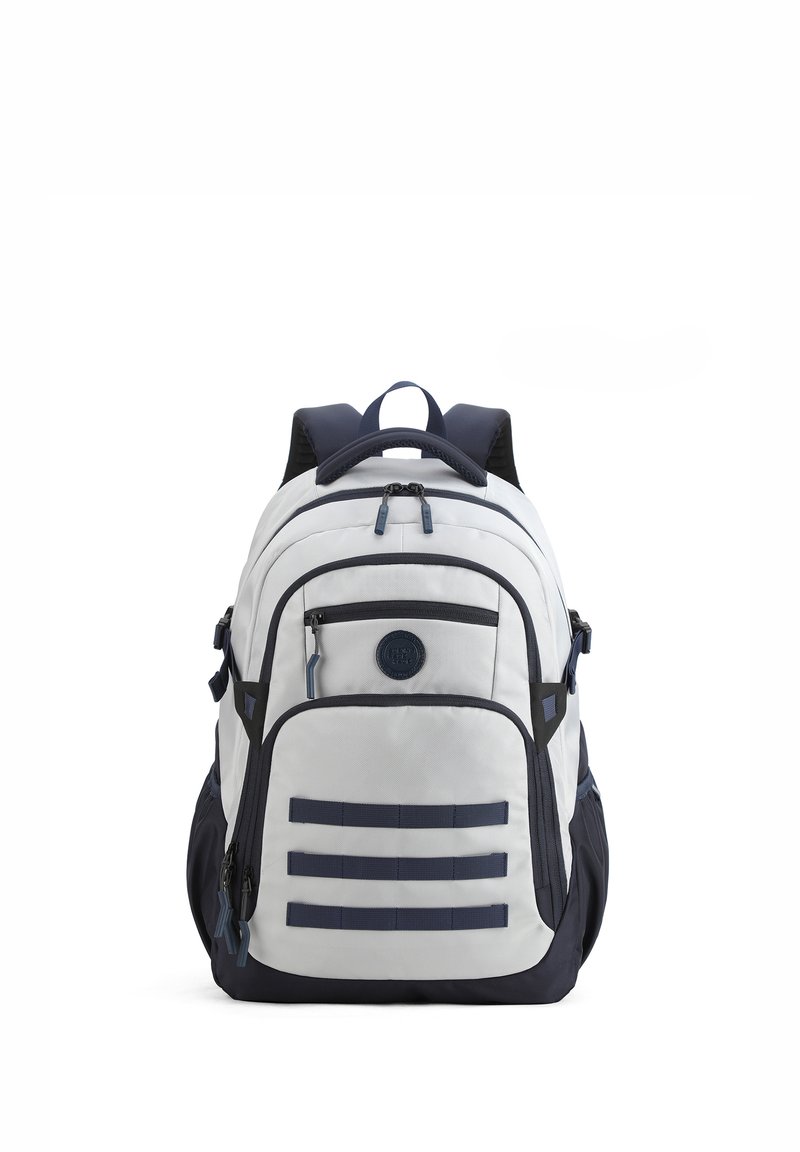 Rugzak met een witte body en marineblauwe accenten, meerdere vakken, verstelbare banden, duurzaam materiaal en horizontale banddetails aan de voorkant.