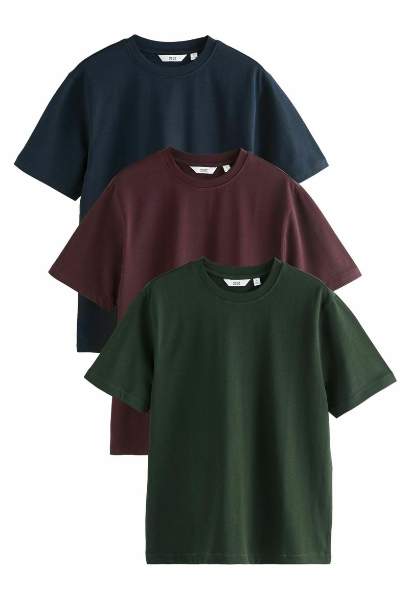 Tris trumpinių rankovėmis T-shirts tamsiai mėlynos, bordo ir tamsiai žalios spalvos. Pagaminti iš minkštos medvilnės, su apvaliu iškirpimu ir laisvu siluetu.
