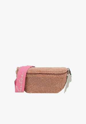 Sac compact rose en matériau texturé semblable à de la fourrure, avec une fermeture éclair et une bandoulière rose portant le mot "slutri" en script.