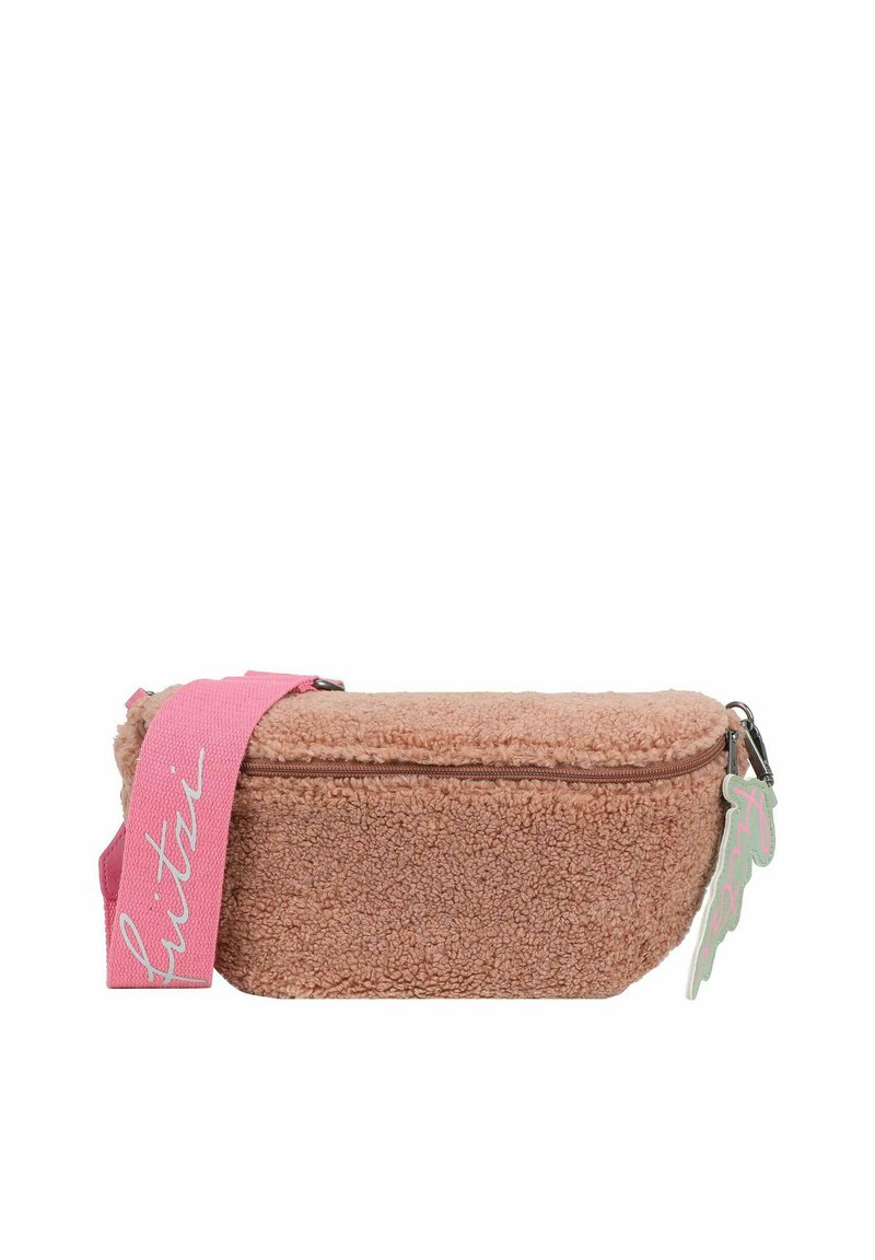 Borsa compatta rosa realizzata in materiale testurizzato simile alla pelliccia, con chiusura a zip e una tracolla rosa con la parola "slutri" in corsivo.