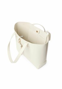 Sac en cuir blanc de forme rectangulaire, avec des accents en métal doré et un intérieur spacieux comprenant une poche sur un côté.