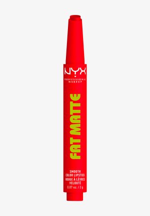 Crayon à lèvres mat épais de couleur rouge vif NYX Professional Makeup avec une pointe pointue et un texte jaune-vert sur le corps.