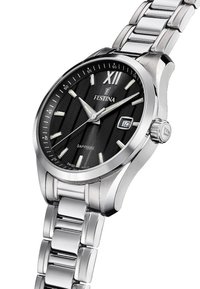 Reloj de pulsera de acero inoxidable plateado con esfera negra texturizada, marcadores luminosos, indicador de fecha y cristal de zafiro. Cuenta con una correa de metal enlazada.