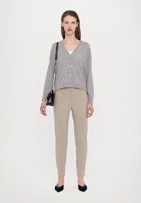 MM EFFETTO - Trousers - sand