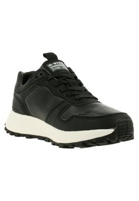 Czarne tenisówki z gładką skórzaną cholewką i perforowanymi detalami, z białą gumową podeszwą i czarnym teksturowanym bieżnikiem dla lepszej przyczepności.