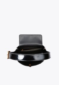 Czarna skórzana torba o błyszczącej powierzchni, z górną klapą i zapinaną na zamek kieszenią wewnętrzną. W zestawie pasek, z metalowymi akcentami.