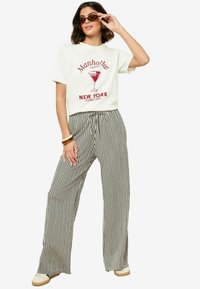 REGULAR FIT - CREW NECK - Marškinėliai su spaudiniu - ivory