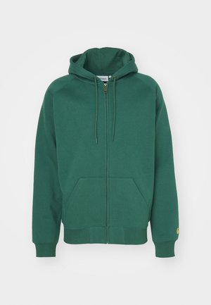 Sudadera verde con cremallera hecha de algodón suave. Cuenta con capucha ajustable, bolsillos frontales y puños acanalados con un pequeño logotipo en la manga.