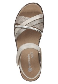 Sølvfarvet sandal med stropper, flad sål og blød indersål. Bemærkelsesværdigt logo "remonte soft" på indersålen. Lette metalliske accenter.