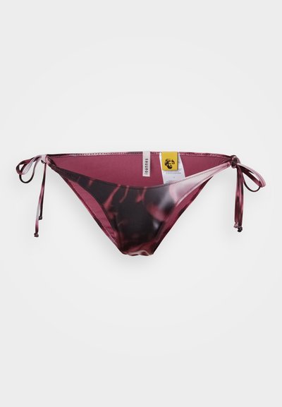 Bikini bund i maroon med et gradient sort mønster, lavet af strækbart stof, med justerbare sidetie for en tilpasselig pasform.