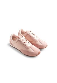Baskets de sport roses en daim et en maille, avec des lacets en satin lisses, un bout arrondi et des accents décoratifs sur le talon.