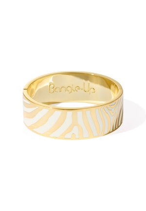 Bracelet en métal doré avec des motifs de rayures zébrées blanches. Surface lisse et brillante avec l'inscription "Bangle-Up" en relief à l'intérieur. Design rond et large.