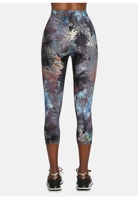 Legginsy 3/4 z wielokolorowym abstrakcyjnym wzorem, z wysokim stanem i elastycznym materiałem. Zaprojektowane dla komfortu i elastyczności ruchów.