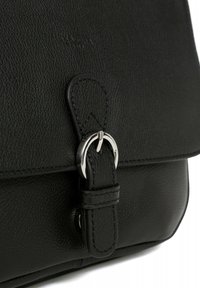 Borsa in pelle nera con superficie testurizzata, caratterizzata da una fibbia e una tracolla in metallo argentato. Il design include una chiusura a patta distintiva.