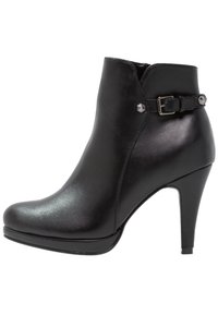 Czarny skórzany botek za kostkę z wąskim noskiem, wysokim obcasem w stylu stiletto, bocznym detalem z klamrą oraz metalicznym akcentem przy kostce. Gładka tekstura.