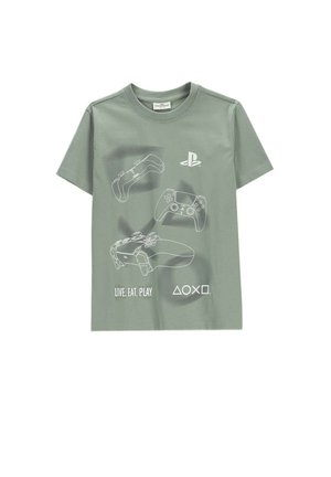 Zielony t-shirt z białym logo PlayStation, konturami trzech kontrolerów do gier oraz napisem "LIVE. EAT. PLAY" z symbolami PlayStation.