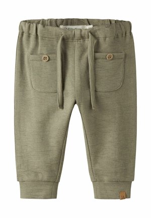 Miękkie spodnie dla malucha w kolorze oliwkowej zieleni z elastycznym paskiem w talii, sznurkiem z przodu, dwoma zapinanymi na guziki przednimi kieszeniami oraz ściągaczami przy nogawkach.