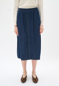 Denim midi sukně s elastickým pasem, tmavě modré barvy a rovnou siluetou. Stylová s leopardími baleríny a lehkým svetrem.