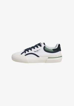 Witte canvas sneakers met marineblauwe accenten, groene details, ronde neus, rubberen zool en branding aan de zijkant en tong. Veters in marineblauw.