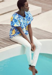 Next SHORT SLEEVE PLEAT FRONT - Blúz - blue yellow leaf print