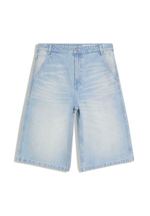 Lichtblauwe denim knielange korte broek met steekzakken aan de voorkant, riemlussen en een knoopsluiting op een witte achtergrond.