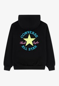 Μαύρο φούτερ με κουκούλα που διαθέτει ένα πολύχρωμο σχέδιο στην πλάτη με ένα κίτρινο αστέρι, τυρκουάζ «CONVERSE» και ροζ «Chuck Taylor», σε απαλό ύφασμα.