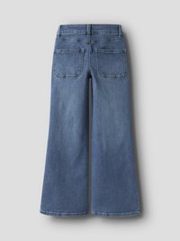 Jean en denim bleu à jambes larges avec un lavage moyen. Comprend des poches arrière, une ceinture et des détails cousus le long des coutures.